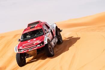 Óscar Fuertes se sobrepone al dolor en la rodilla y lleva a SsangYong hasta la 25ª posición en el Dakar