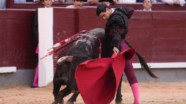 Pablo Aguado, que corta una oreja, salva por naturales una tarde abocada al fracaso