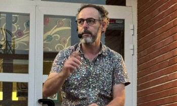 Pablo Albo cautiva al público con sus relatos en la Biblioteca