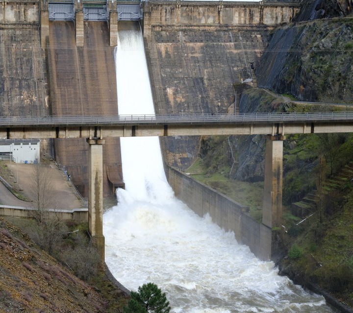 Desembalsado agua ayer en el Vado en Guadalajara. Foto : EDUARDO BONILLA