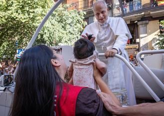 León XIV bendice a Renata, la bebé que los médicos aconsejaron no tener, frente a la sede de Fundación Madrina