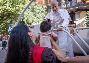 León XIV bendice a Renata, la bebé que los médicos aconsejaron no tener, frente a la sede de Fundación Madrina