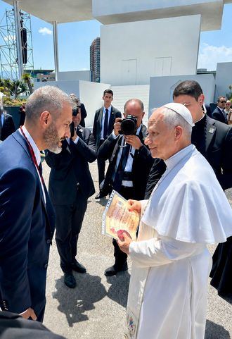 Encuentro Papa León XIV con un hermano de la Cofradía del Cristo Yacente de Guadalajara