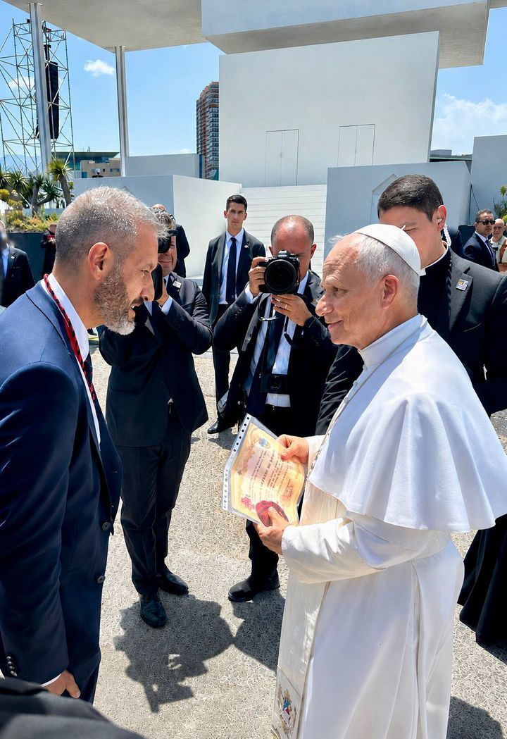 Encuentro Papa León XIV con un hermano de la Cofradía del Cristo Yacente de Guadalajara