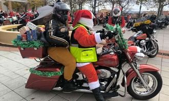 Motocicletas adornadas de Papá Noel llenan Cabanillas del Campo en Navidad 2025