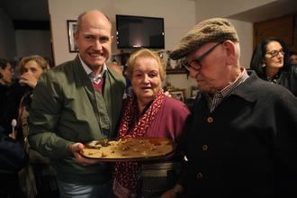 Pareja celebra el Día de Todos los Santos y Halloween combinando tradición y diversión