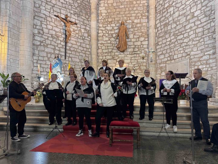 Pareja da la bienvenida a la Navidad con su XVII Certamen de Villancicos