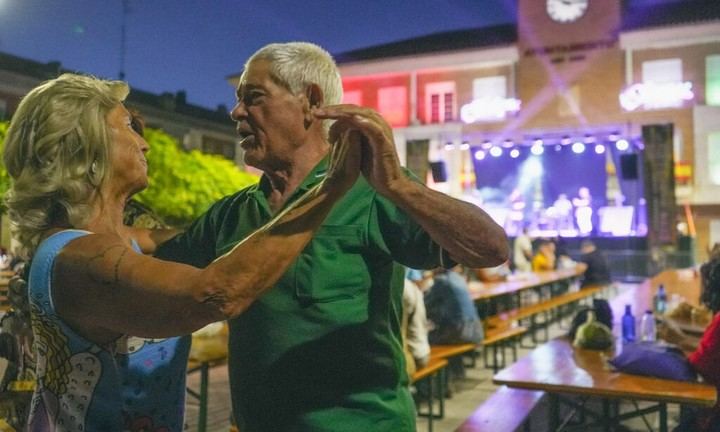 Cena festiva para jubilados con parrillada y música en Cabanillas del Campo