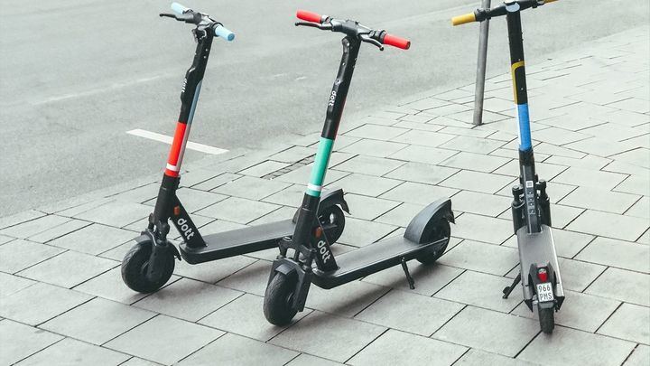 Muere un menor de 13 años al caer de un patinete y sufrir heridas graves