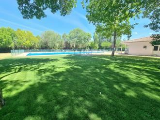 El Ayuntamiento de Pareja culmina la renovación integral de su piscina municipal con más zonas verdes