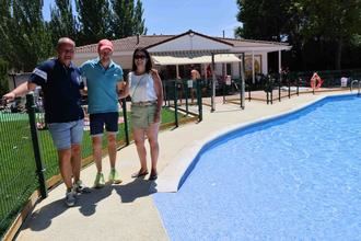 La piscina de Pareja, totalmente renovada y accesible