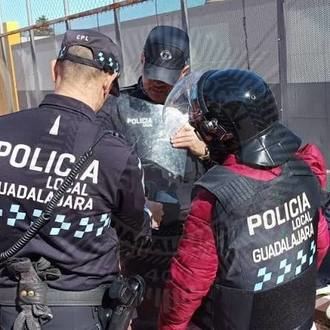 Un policía local de Guadalajara dispara con su arma reglamentaria a un hombre que le atacó con un cúter