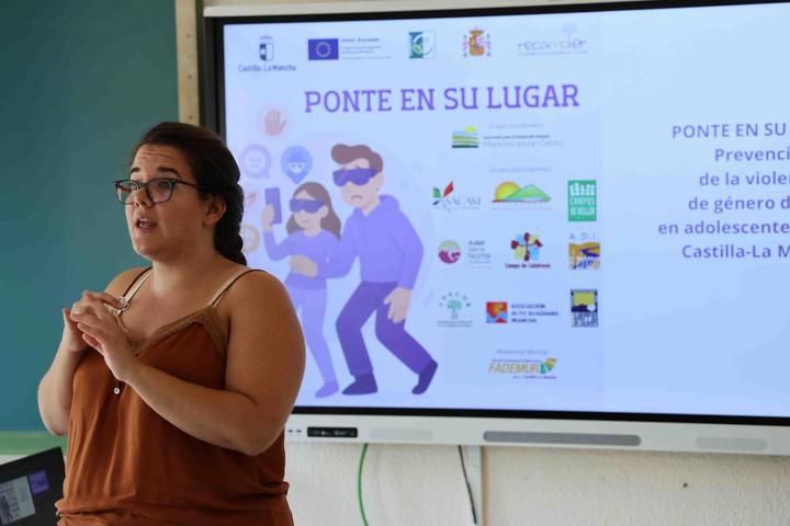 ADEL lleva la lucha contra la violencia de género digital a la Sierra Norte