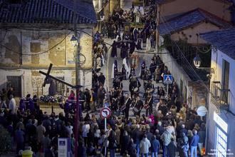 La procesión de los Pasos de Jueves Santo reúne a multitud de yunqueranos