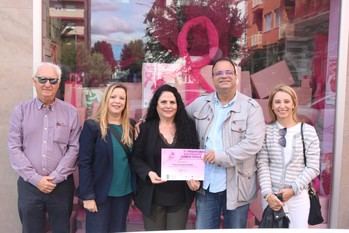Productos de peluquería Domínguez se lleva el primer lugar en el concurso 'Escaparate en Rosa'