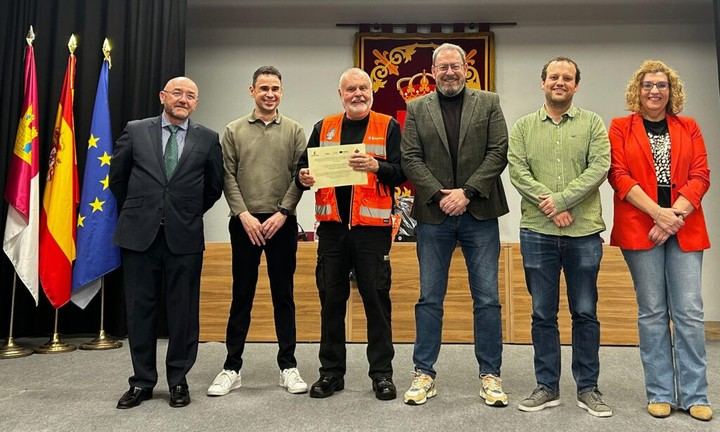 Protección Civil de Cabanillas recibe remolque con agua por subvención de la Junta