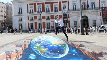 La Puerta del Sol abre un socavón con arte por el consumo responsable de agua