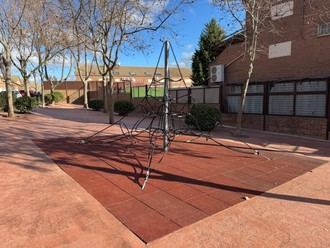 El Ayuntamiento de Quer mejora el parque infantil del CAI Las Setitas