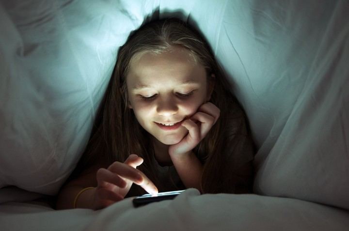 Adolescentes sufren insomnio digital por el uso nocturno de dispositivos