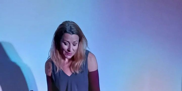 Espectáculo conmovedor celebra la igualdad a través del arte en la Biblioteca