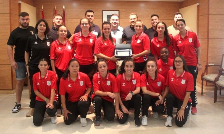 Cabanillas del Campo celebra el ascenso del Sporting Cabanillas Femenino