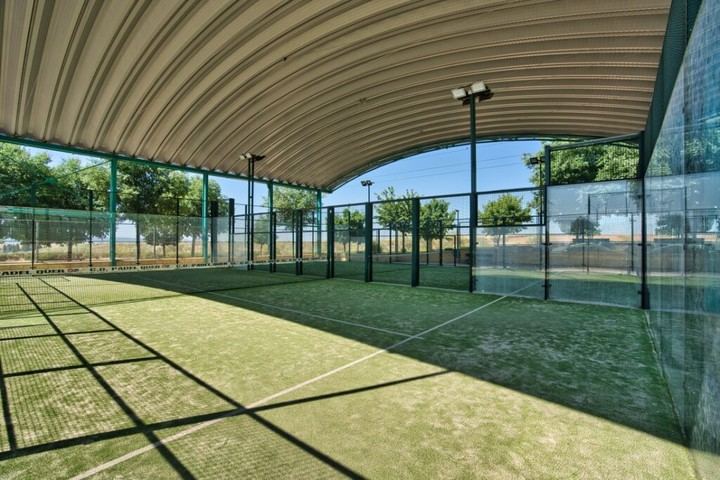 Iluminación de pistas de pádel en Quer ya está operativa nocturnamente