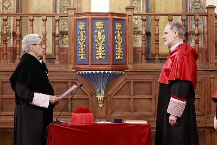 Su Majestad el Rey, investido doctor honoris causa por la Universidad de Alcalá
