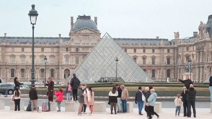 Robo de película en el Louvre: se lleva varias joyas de la colección de Napoleó