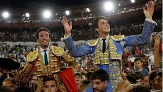 Roca Rey, tres orejas, David de Miranda, con dos, salen a hombros en la última de Málaga