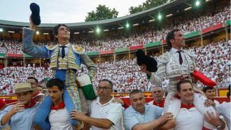 Roca Rey y David de Miranda a hombros en Pamplona, con orejas "de plaza portátil"