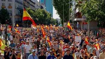 Miles de personas se manifiestan en Madrid para pedir la dimisión de Pedro Sánchez