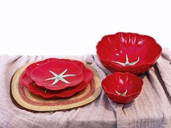 Colores vibrantes y estilo artesanal para mesas veraniegas