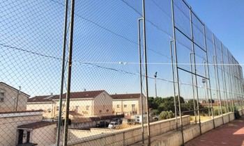 Mejoran la seguridad del campo de fútbol anexo en Cabanillas del Campo con nuevo vallado