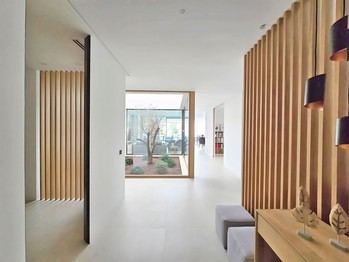 Separadores verticales: la tendencia clave en interiorismo para 2025