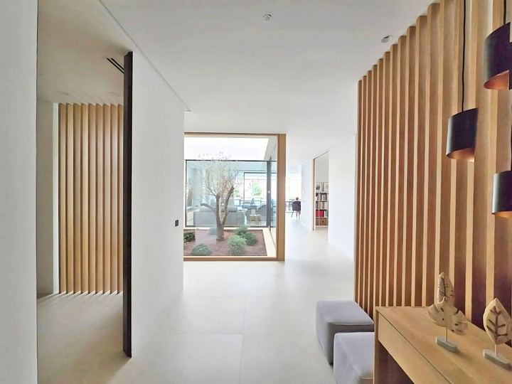 Separadores verticales: la tendencia clave en interiorismo para 2025