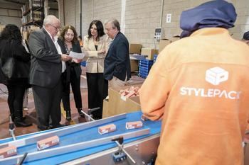 Ayuntamiento de Azuqueca y Junta visitan las instalaciones de Stylepack en el polígono de Miralcampo