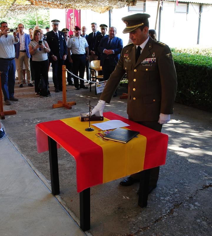 El coronel Andres Centenera le pasa el testigo al coronel Domingo Jarillo