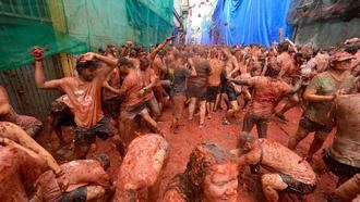 A tomatazo limpio en Buñol con 150 toneladas de tomate pera, una fiesta que habla todos los idiomas