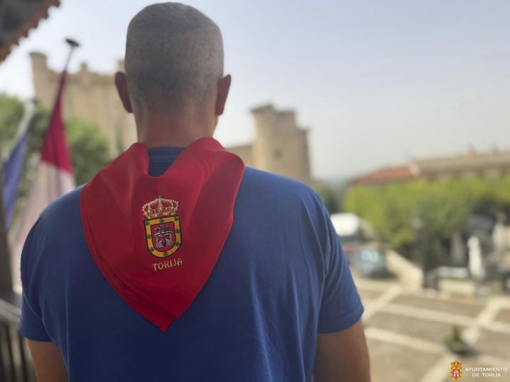 Torija se tiñe de solidaridad: El Ayuntamiento pone a la venta pañuelos solidarios para las Fiestas
