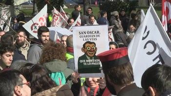 Trabajadores de Renfe y Adif protestan frente al Ministerio de Transportes para pedir a más seguridad