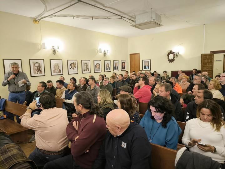 Unión de ganaderos, cazadores, agricultores y ayuntamientos para reclamar compensaciones en la Sierra Norte