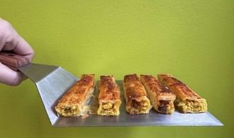 El burek gana popularidad en Madrid durante el Mundial entre aficionados balcánicos y turcos