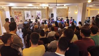 Lleno absoluto en Brihuega para el coloquio con Víctor Hernández