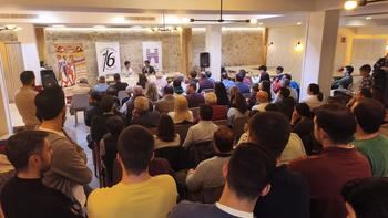 Lleno absoluto en Brihuega para el coloquio con Víctor Hernández