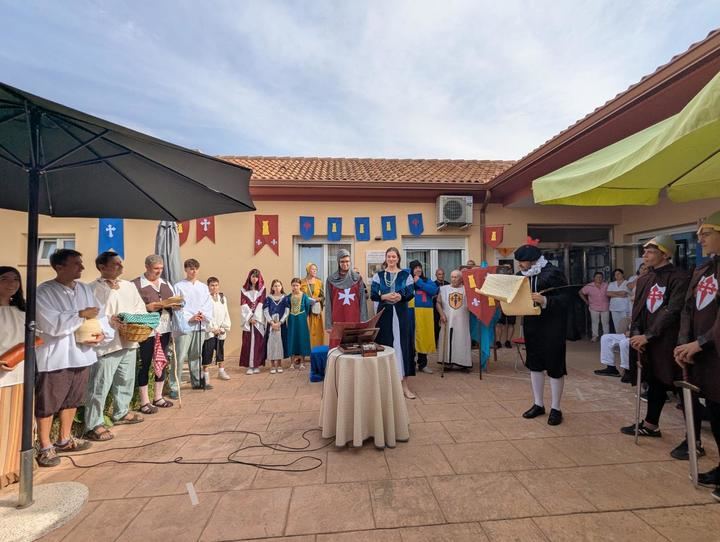 Los mayores de la Residencia Campiña de Viñuelas celebran San Ramón Nonato con una teatralización de la fundación de la localidad.