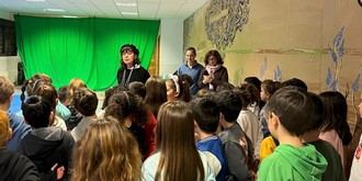 Violeta Monreal inspira a estudiantes en la biblioteca de Alovera