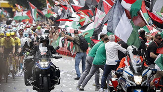 Graves incidentes en la etapa de La Vuelta en Bilbao que acaba "sin ganador"