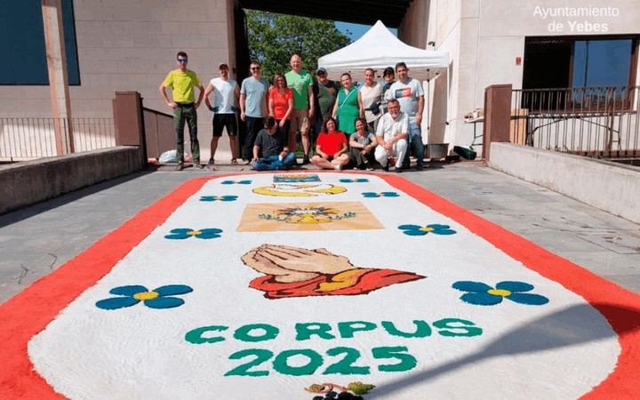 Yebes-Valdeluz celebra su primer Corpus Christi con alfombras de serrín
