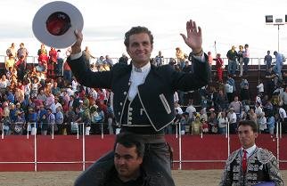 Martín Burgos a hombros. (Foto: J. L. Arcángel)