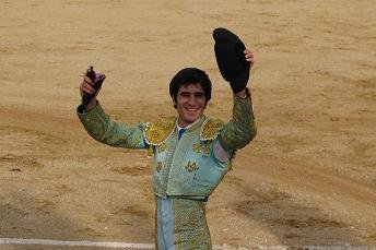Ángel Puerta con su trofeo. (Foto: J. L. Arcángel)